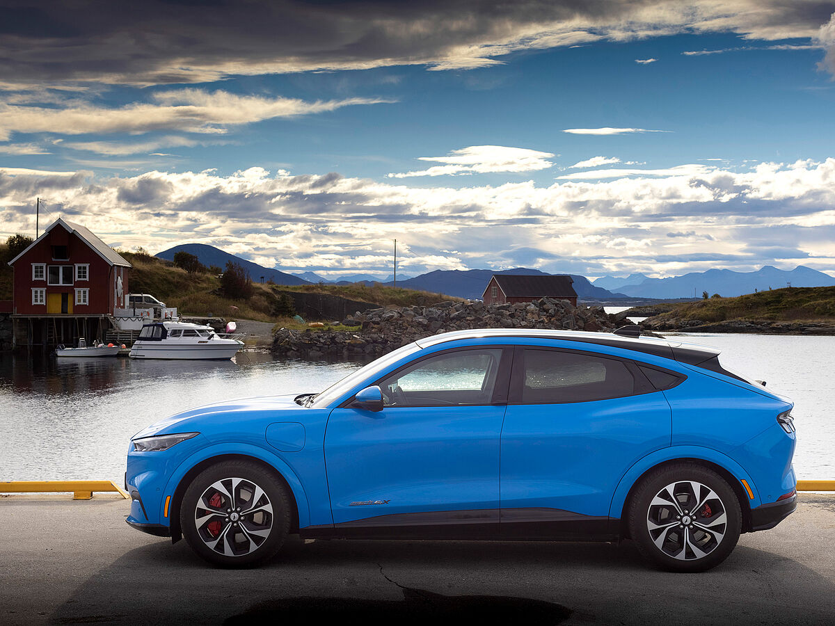 NEUE FEATURES FÜR VOLLELEKTRISCHEN FORD MUSTANG MACH-E; VERKAUFSZAHLEN ACHTMAL HÖHER ALS DIE DES BENZIN-MUSTANGS error_file_does_not_exist