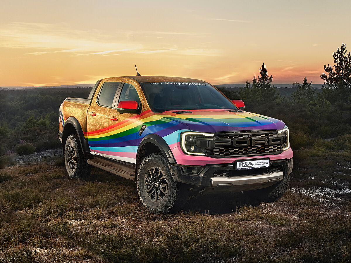 FORD ZEIGT VERBUNDENHEIT MIT LGBTQ+ COMMUNITY UND WIRD MIT DEM „VERY GAY RAPTOR“ IN GOODWOOD VERTRETEN SEIN error_file_does_not_exist