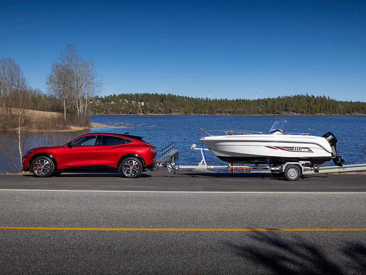 UPDATES FÜR DEN FORD MUSTANG MACH-E: HÖHERE ANHÄNGELAST, SCHNELLERES AUFLADEN, VERBESSERTER FAHRKOMFORT error_file_does_not_exist