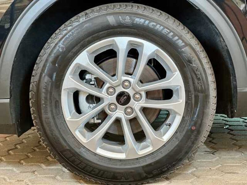 Ford Kuga Titanium 360-Grad-Kamera+LED-Scheinwerfer+Tempomat+Navi Titanium 360-Grad-Kamera+LED-Scheinwerfer+Tempomat+Navi