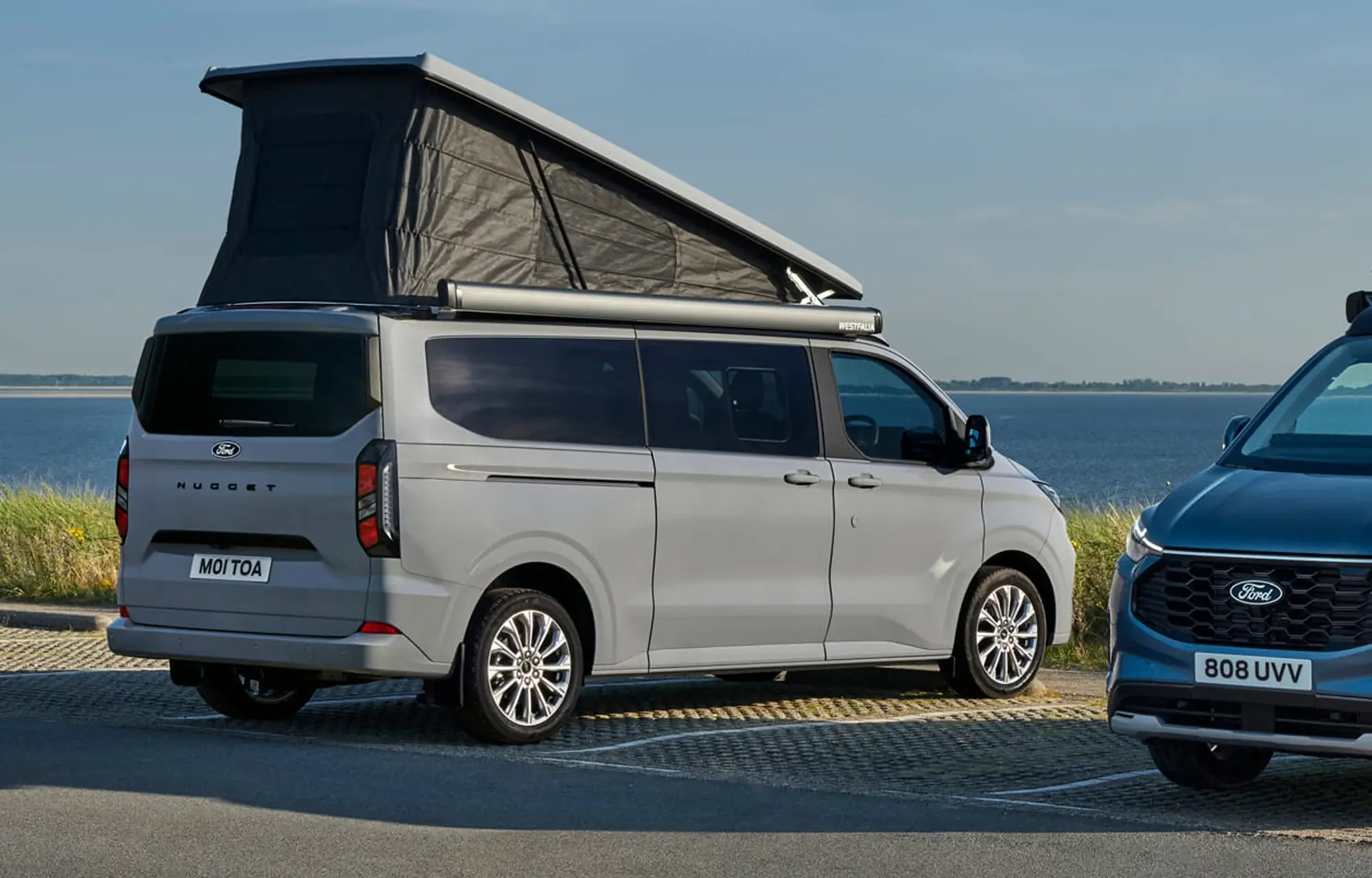 2 Ford Nuggets am Straßenrad