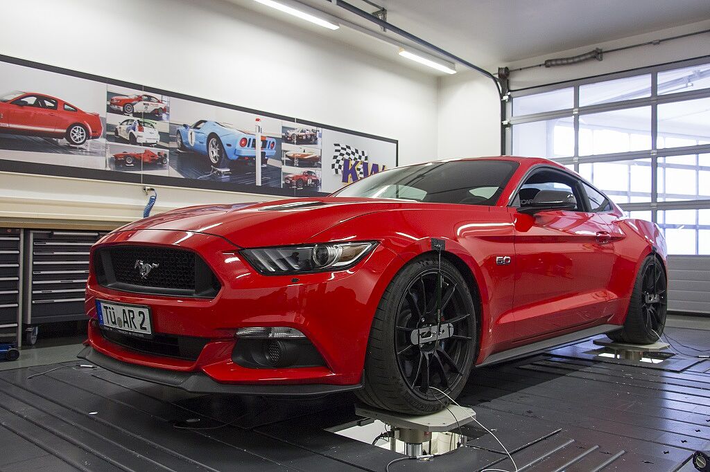 Zu sehen ist ein Ford Mustang in der Werkstatt