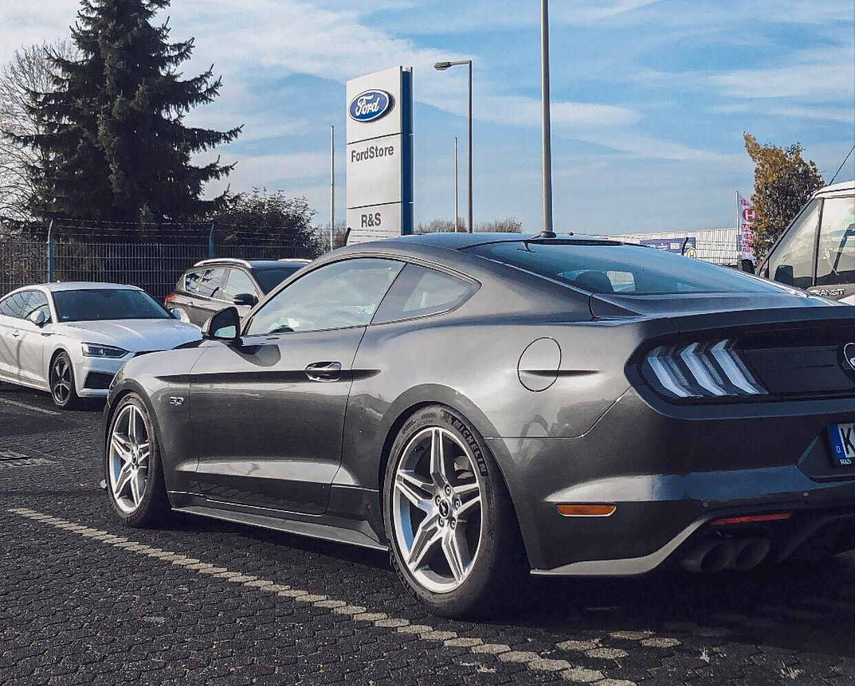 Zu sehen ist ein Ford Mustang von hinten